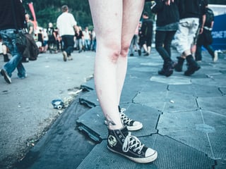 Beine einer festivalbesucherin