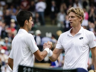 Kevin Anderson gratuliert Novak Djokovic mit einem Händedruck