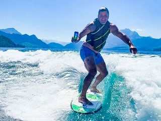 Mann auf Surfbrett.