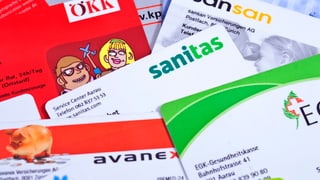 Krankenkassen-Kärtchen auf einem Haufen. Krankenkassen-Kärtchen auf einem Haufen.