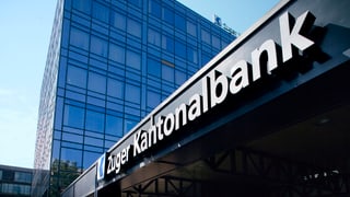 Fassade mit Schriftzug Zuger Kantonalbank.
