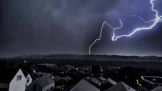 Ein Blitz schlägt in der Nähe von Münchenstein in den Boden. 