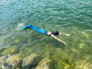 Ella als Wassernixe im Wasser. Ella als Wassernixe im Wasser.