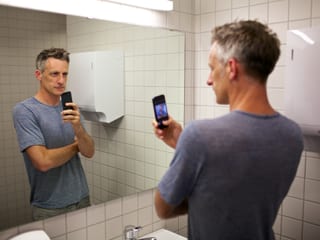 Lucius Müller schiesst ein Spiegel-Selfie auf der SRF Toilette.