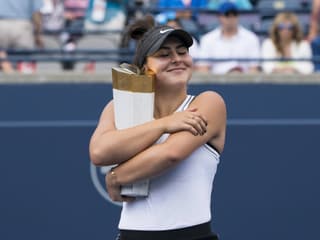 Tauscht Stofftier gegen Rogers Cup Trophäe: Die 19-jährige Bianca Andreescu auf ihrem Weg nach ganz oben.