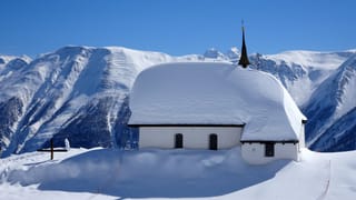 Verschneite Kirche auf der Bettmeralp. Verschneite Kirche auf der Bettmeralp.