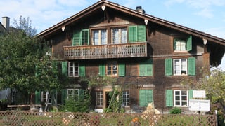 Altes Holzhaus aus dem 17. Jahrhundert mit grünen Fensterläden. Altes Holzhaus aus dem 17. Jahrhundert mit grünen Fensterläden.