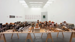 ein Tisch mit etlichen Fläschchen und Steinen und Tinkturen drauf ein Tisch mit etlichen Fläschchen und Steinen und Tinkturen drauf