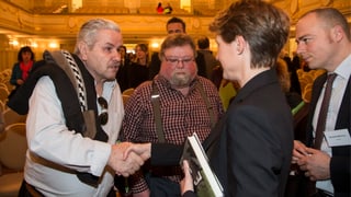 Zwei Männer schütteln Bundesrätin Sommaruga die Hand. Zwei Männer schütteln Bundesrätin Sommaruga die Hand.
