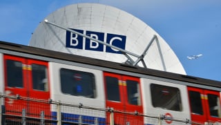 Satellitenschüssel mit dem BBC-Logo Satellitenschüssel mit dem BBC-Logo