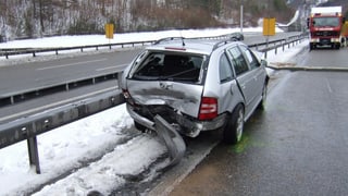 Unfallauto auf einem schneebedeckten Autobahnabschnitt