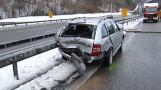 Unfallauto auf einem schneebedeckten Autobahnabschnitt Unfallauto auf einem schneebedeckten Autobahnabschnitt