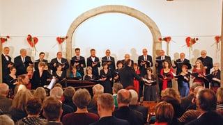 Konzertaufführung der Vokalisten, im Vordergrund zahlreiches Publikum
