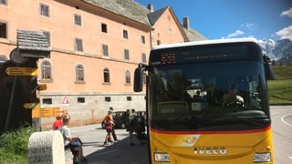 Postauto vor dem Hospiz (altes Gebäude aus Stein) Postauto vor dem Hospiz (altes Gebäude aus Stein)