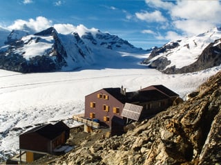 Blick auf die Konkordiahütte in den Berner Alpen