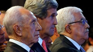 Israels Präsident Shimon Peres, US-Aussenminister John Kerry und Palästinenser Präsident Mahmoud Abbas im Profil. Israels Präsident Shimon Peres, US-Aussenminister John Kerry und Palästinenser Präsident Mahmoud Abbas im Profil.