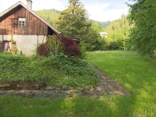 Grosse Rasenfläche hinter dem Haus