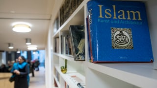 Ein Buch über islamische Kunst und Kultur steht in einem Regal.