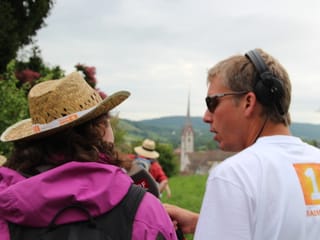 Reto Scherrer unterhält sich während der Wanderung mit einer Wanderin.