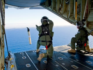 Mitglieder der australischen Luftwaffe werfen einen GPS-Sender ins Meer.