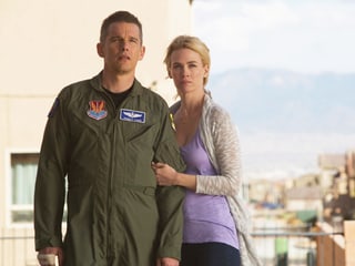 Ethan Hawke im Kampfpilot-Anzug mit einer Frau an seiner Seite.