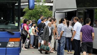 Menschen warten, um in einen Fernbus zu steigen.