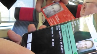 Der «Swisspass» und ein Mobiltelefon