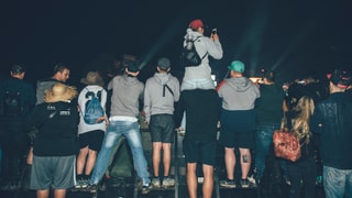 Diese Gruppe von Fans warteten hier stundenlang auf das Eminem-Konzert! Diese Gruppe von Fans warteten hier stundenlang auf das Eminem-Konzert!