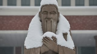 Eine schneebedeckte Statue von Konfuzius.