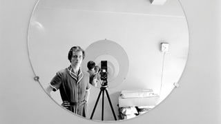 Vivian Maier fotografiert sich selbst im Spiegel