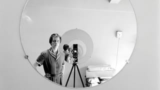 Vivian Maier fotografiert sich selbst im Spiegel Vivian Maier fotografiert sich selbst im Spiegel
