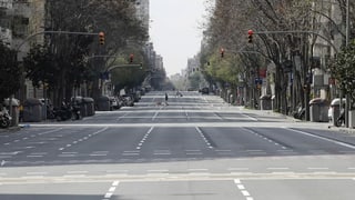 Eine nahezu menschenleere Strasse in Barcelona (Aufnahme vom 22.03.)
