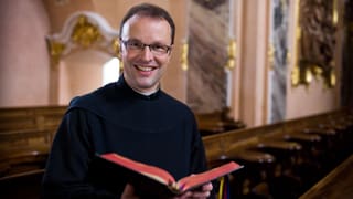 Der Abt des Klosters Einsiedeln liest ein Buch. 