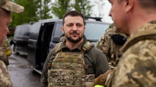 Präsident Selenski umringt von Militärs in Charkiw