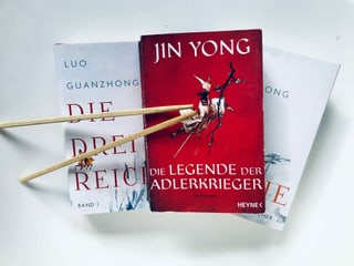 «Die Legende der Adlerkrieger» von Jin Yong und «Die drei Reiche» von Luo Guanzhong
