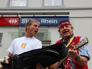 Reto Scherrer singt aus voller Kehle während ihn Hans Frischknecht auf der Gitarre begleitet.