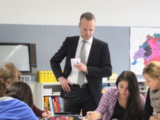 Regierungsrat Stephan Schleiss bei einem Schulbesuch. 