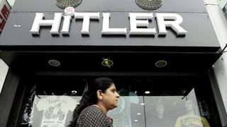 Ein Leiderladen mit der Aufschrift «Hitler» in Grossbuchstaben.