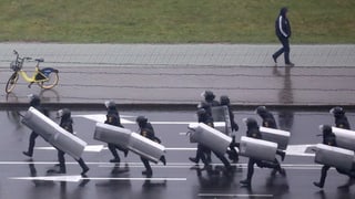 Polizeikräfte gegen in Minsk geben Demonstrierende vor. Polizeikräfte gegen in Minsk geben Demonstrierende vor.