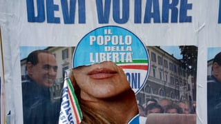 Ein zerrissenes Wahlplakat der Partei von Silvio Berlusconi Ein zerrissenes Wahlplakat der Partei von Silvio Berlusconi