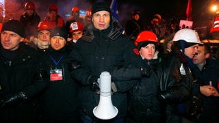 Vitali Klitschko umringt von Mitdemonstranten Vitali Klitschko umringt von Mitdemonstranten