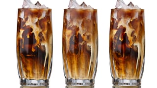 Drei nebeneinander stehede Gläser mit Kaffee und Eiswürfel. Drei nebeneinander stehede Gläser mit Kaffee und Eiswürfel.