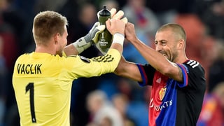 Die Basel-Spieler Vaclik und Samuel greifen sich nach dem Sieg an den Händen.