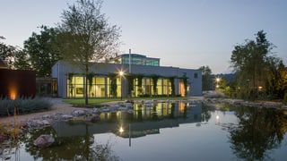 Modernes Gebäude mit Teich - das Museum in Roggwil.