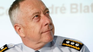 Porträt-Aufnahme von Blattmann im Hemd mit Schulterpailletten, er blickt zur Seite. Porträt-Aufnahme von Blattmann im Hemd mit Schulterpailletten, er blickt zur Seite.