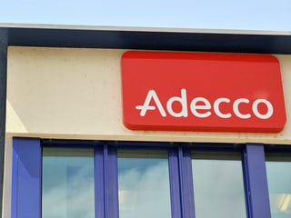 Adecco-Schild an Hauswand
