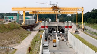 Baustelle mit den beiden Tunneleingängen. Baustelle mit den beiden Tunneleingängen.