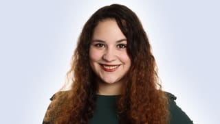 Eine junge Frau mit langem gelocktem Haar. Eine junge Frau mit langem gelocktem Haar.