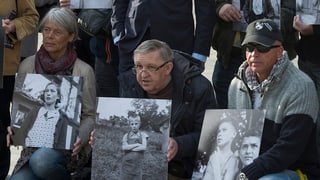 Ehemalige Verdingkinder und Opfer von fürsorgerischen Massnahmen posieren mit Kinderfotos vor dem Bundeshaus in Bern.
