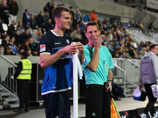 Zimmermann witzelt mit Linienrichter